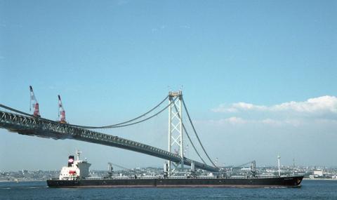 写真：建設中の明石海峡大橋6