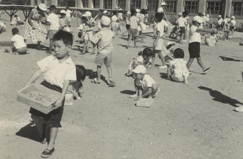 写真：東垂水小学校の運動場整地作業