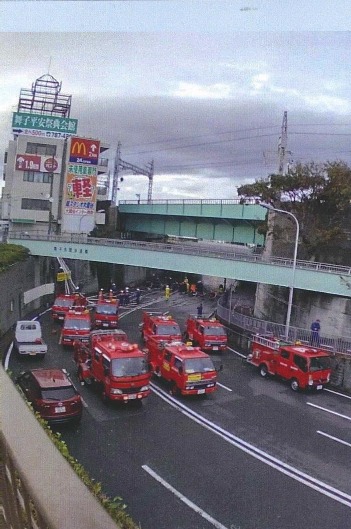 写真：台風の大雨で高架下道路に溜まった水をポンプで排水する垂水消防団