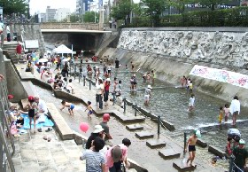 生田川・「水辺まつり」の様子