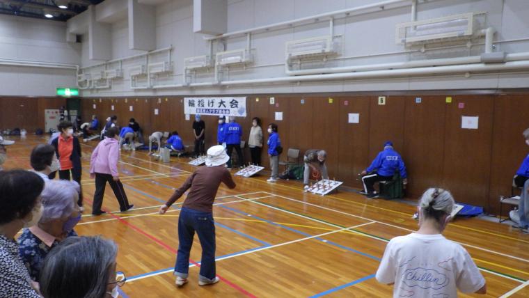 参加者の皆さんが投げているところ