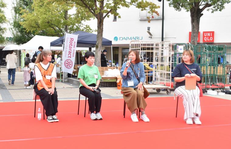 ハンドメイド作家の笠原愛さん、下川法子さん 、「ママの働き方応援隊」の兒高陽子さん、マルシェイベント主催の山口マスミさんの写真1